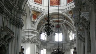 中を覗いてみたら、先に見てきたザンクト・ペーター教会の方が綺麗だった