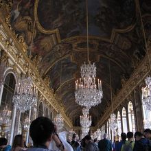 鏡の間は人が多かった。スリに注意！です。