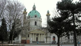 前が公園みたいになっていて、くつろげる雰囲気