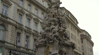 派手なバロック様式の塔