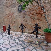 スクエア内をグルグルと３回も探し回ると途中にあるモニュメント