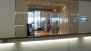 エアポートラウンジ南でソフトドリンクをいただきながら静かな時を過ごす