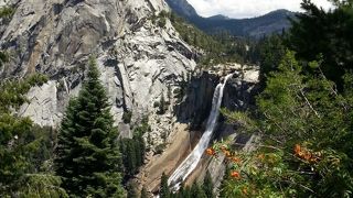 落差189m、流線型の美しい滝
