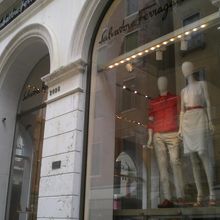 洋服も清楚でかわいいです