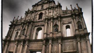 正面の壁だけが残っています。