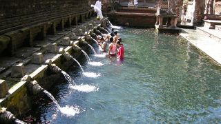 ティルタ・ウンプル　聖水の寺院