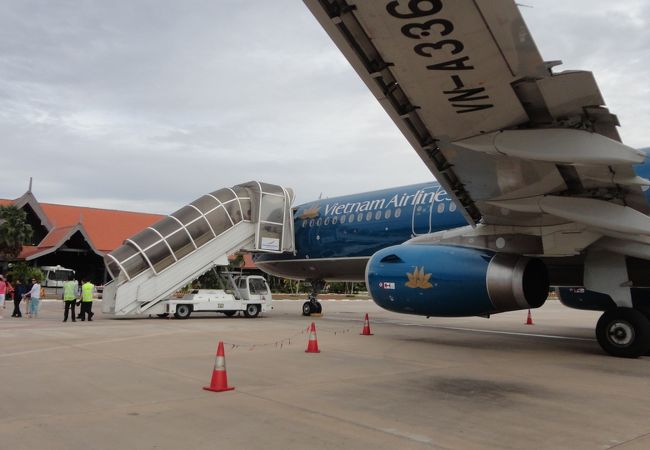 飛行機から降りるところ