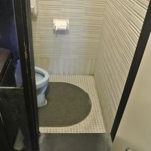 トイレは狭く、段差アリ