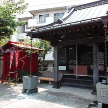 手前が金砂山観世音・奥の赤い社が鼻黒稲荷大明神