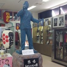 細川たかしの像！