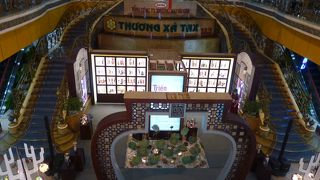 食事から土産までクーラーの効いた室で