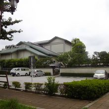 資料館建物と駐車場