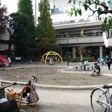 駅前の公園です。少し歩けば見られます。