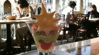 ゴンドラの運河を見ながら食べれるテラス席がお勧め