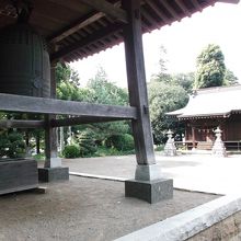 鐘楼と拝殿