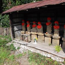 鳥居の前に石仏が集められた