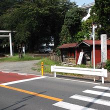 石仏・小堂・石の祠のある鳥居前の路傍