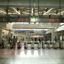 大崎駅の構内から　りんかい線はベンジャミン緑色