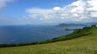 日本海の島々が多島海みたいに美しく見える．絶景！