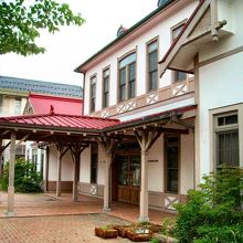 旧軽井沢駅舎内に観光協会があります。背景に現軽井沢駅舎