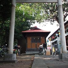 裏では祭りの準備が・・住民の方が自転車で