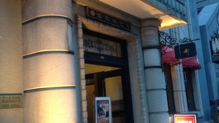 モダンな鉄筋コンクリートのビル