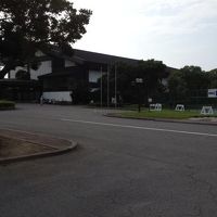 駐車場からエントランスへ