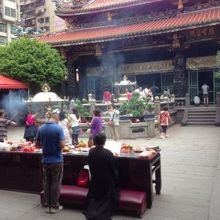 お供え物たくさんです