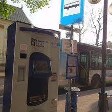 バス停前には自動券売機もあります。