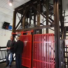 見学後はエレベーターで一気に上ります。