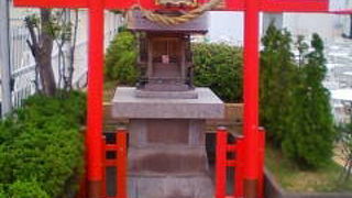 屋上の神社はお稲荷さん。