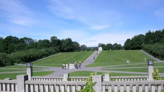 緑多く彫刻も面白い