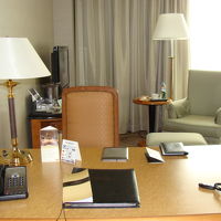 sソファーセットのほかに大きなテーブルがあって便利です