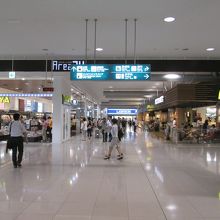 ローソンやTUTAYAなど、庶民的な空港です