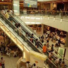 エスカレーターで上の階に上がります