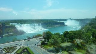 向かって左です