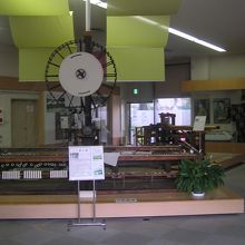 館内の織物機械（八丁撚糸機）等の展示