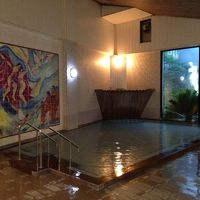 大きな内風呂、絵画つき。