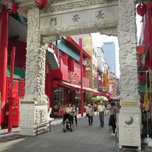 門の足元の自販機の上にはパンダが