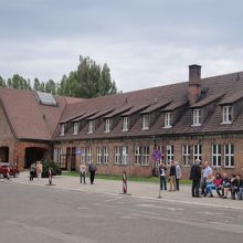 インフォメーション右側からビルケナウ行きのバスが出ます。