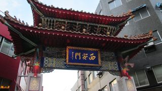 華やかで豪華な雰囲気の門です