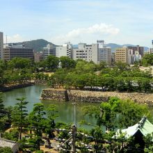 高松城からもビルの向こうに紫雲山を見ることが出来る