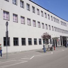 真っ白い横に長い建物です。