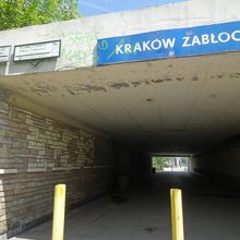 汽車の高架下を真直ぐ進みます。