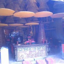 廟内に吊るされた渦巻き状の線香