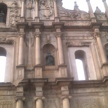 写真中央の像に注目！