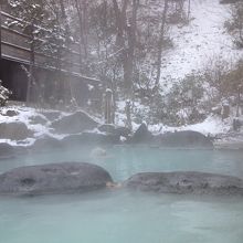 奥はぬるいので暖かい場所を見つけて入ると良い。