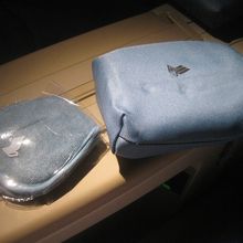 配られたのは、袋入りスリッパとアイマスクでした