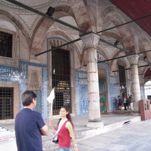 外観とツアーガイドの女性