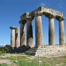 コリントス遺跡のアポロン神殿跡。